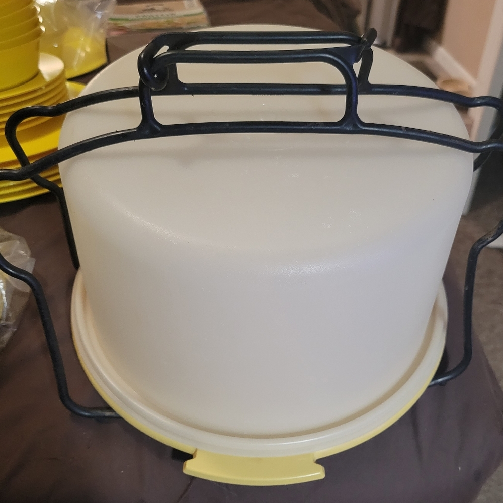 Vintage Tupperware Cake Taker Round 10'' Harvest Gold #684 & 683 With Carolier